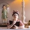 Romantická figurka čtenářky s knihou a růžovou mašlí 16×11×19 cm – fotografie 2