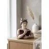 Romantická figurka čtenářky s knihou a růžovou mašlí 16×11×19 cm – fotografie 3
