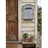 Šedobílá vintage poštovní schránka MAIL s květinovým reliéfem 26×10×31 cm – fotografie 6