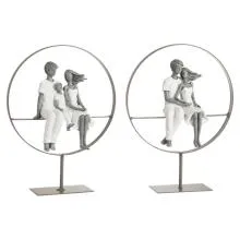 Rodina a pár v kruhu na podstavci 