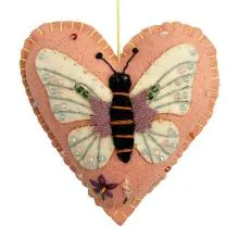 Růžové plstěné závěsné srdce s motýlem 9×2×8 cm