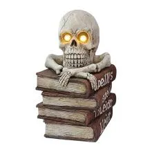 Halloweenská dekorace kostlivec na knihách se svítícíma očima